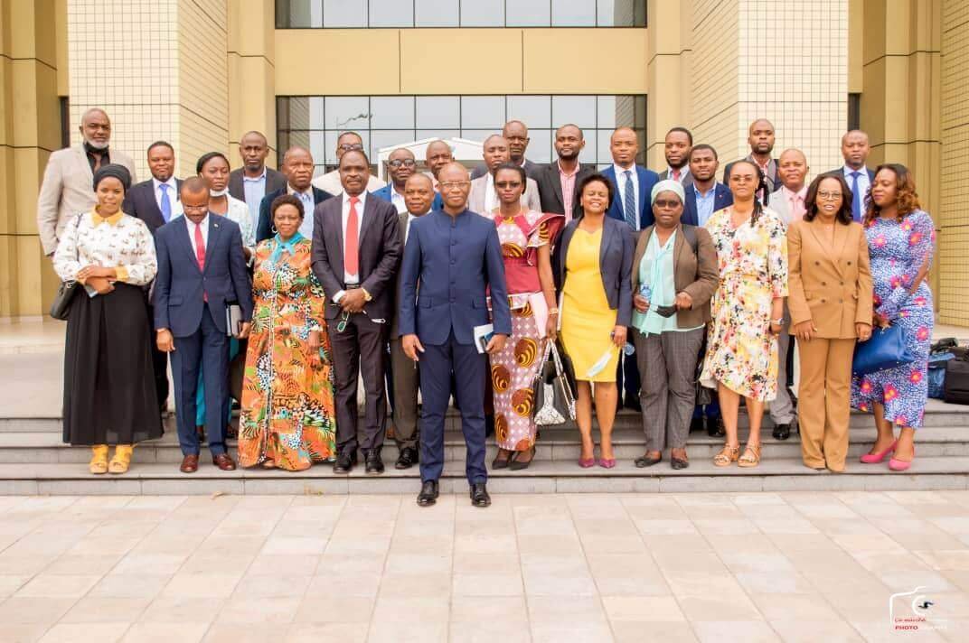 Le coordonateur Dr. Roger Kamba et les membres de son cabinet CTC